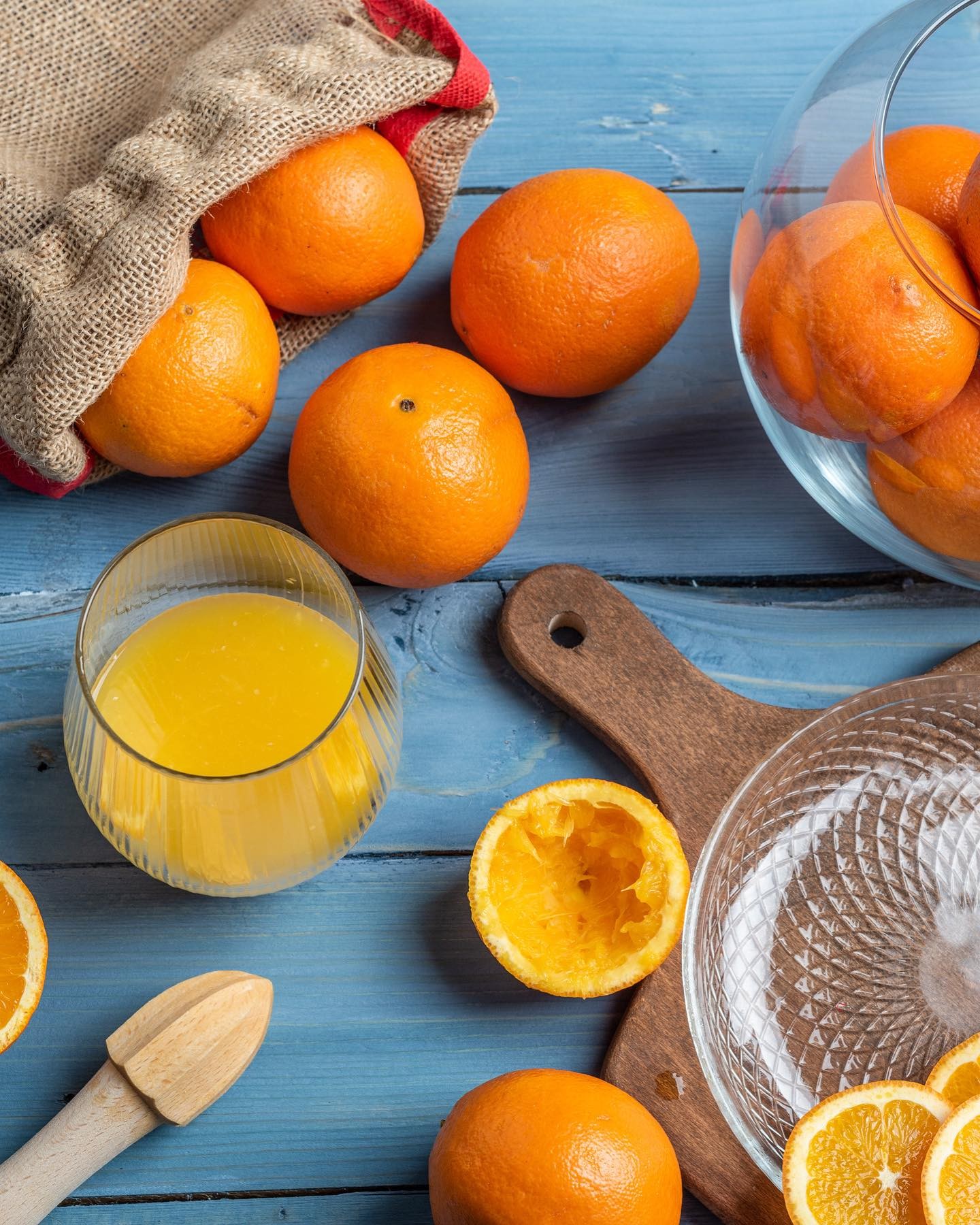 Szklanka w prążki do soku pomarańczowego