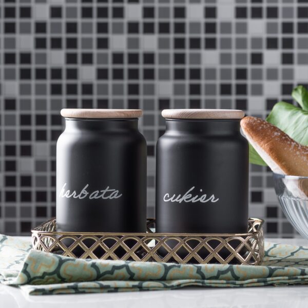 Czarne pojemniki z napisami herbata cukier z szyjką