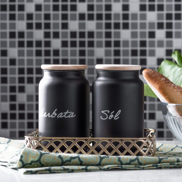 Czarne pojemniki z napisami herbata sól z szyjką