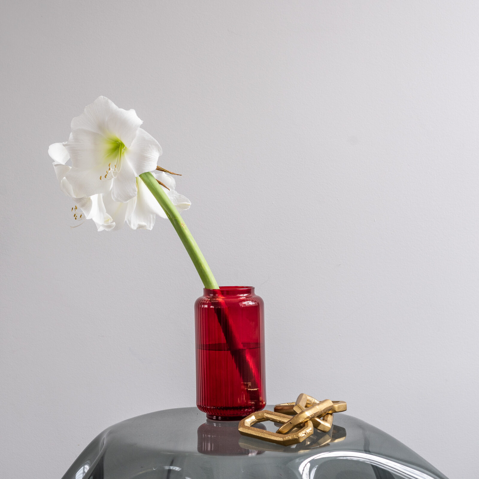 Dekoracyjny wazon szklany w prążki czerwony