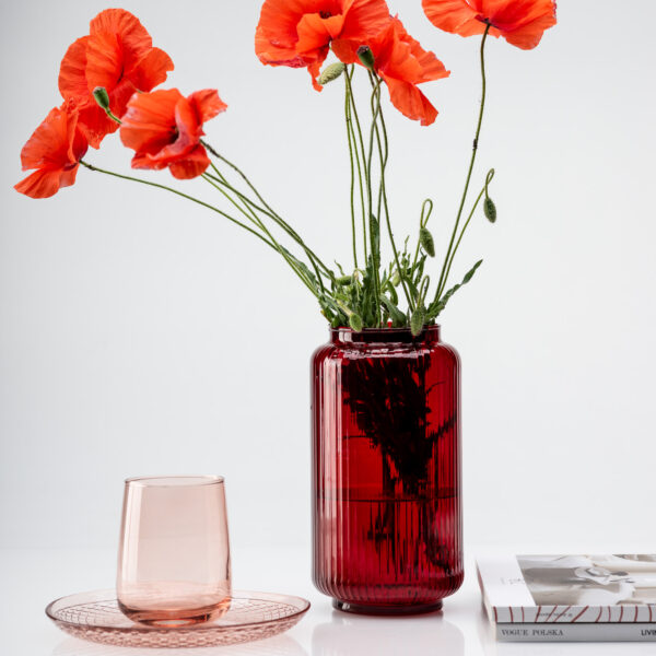 Ryflowany wazon szklany czerwony prążki