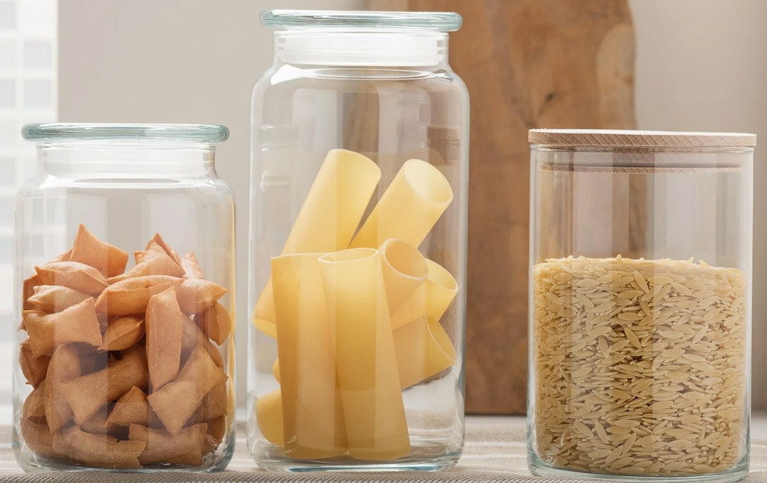 Zestaw szklanych pojemników z żywnością: makaron, ryż