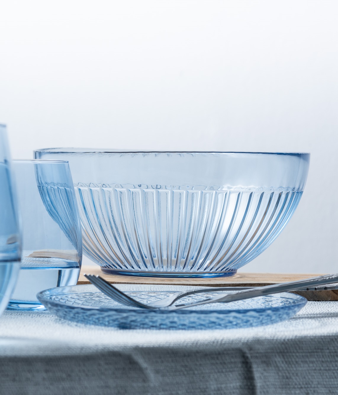 Salaterka szklana niebieska w pionowe prążki z talerzykiem