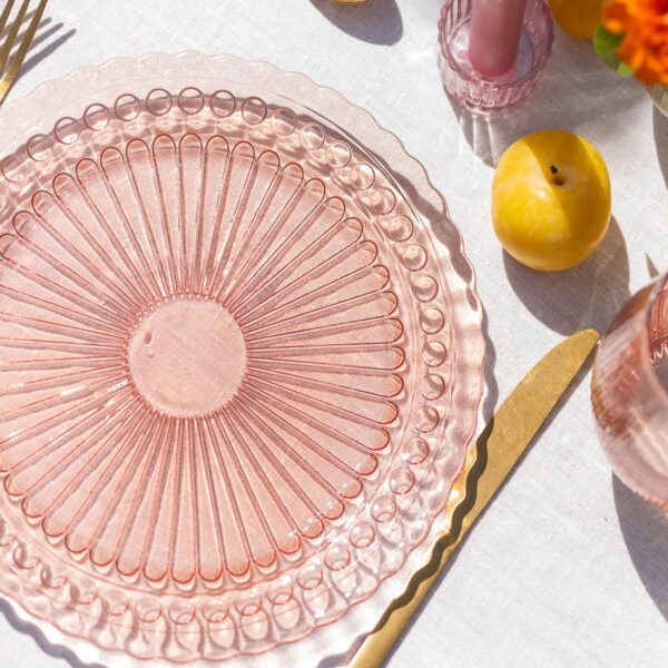 Zbliżenie na dekoracyjny talerz różowy do obiadu