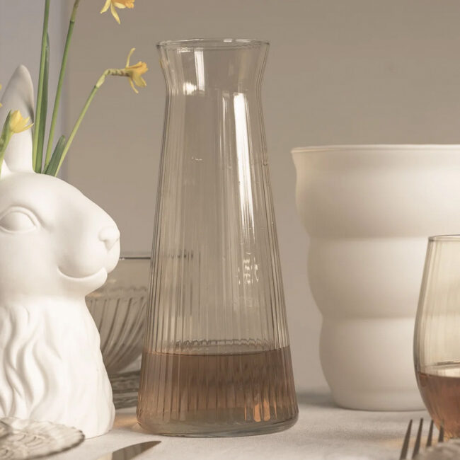 Karafka szklana ze zwężeniem kompozycja