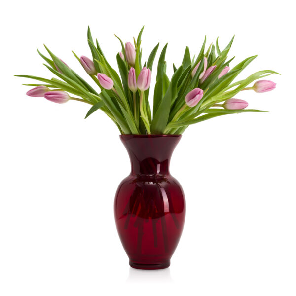Bordowy wazon szklany z różowymi tulipanami w kompozycji