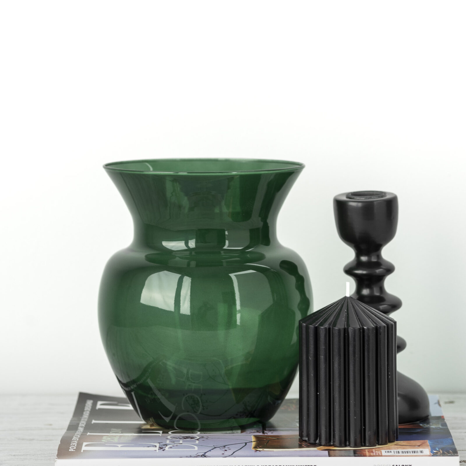 Zielony wazon szklany w aranżacji domowej