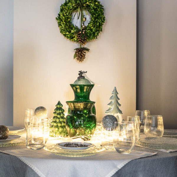 Zestaw wazonów szklanych zielonych w kolorowej aranżacji świątecznego stołu