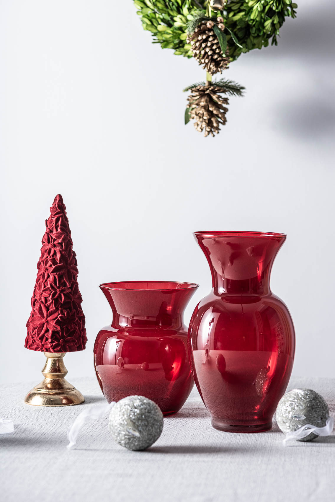 wazony szklane bordowe w świątecznej aranżacji - wyszukane dekoracje na boże narodzenie