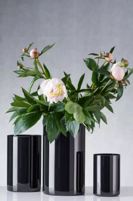 Cylindry szklane w dekoracji wnętrz - aranżacja z kwiatami