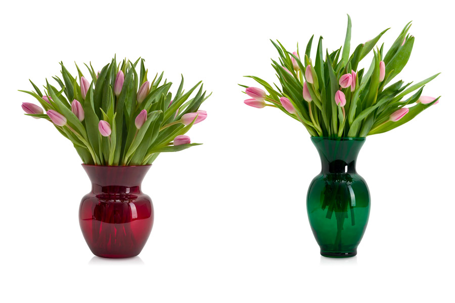 Bordowy i zielony szklany wazon na wiosenne kwiaty z tulipanami