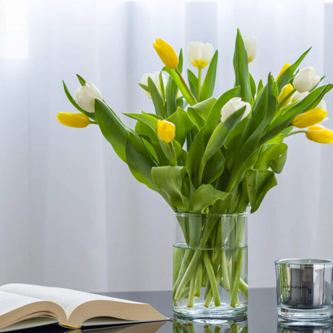 Szklane wazony na wiosenne kwiaty - tulipany