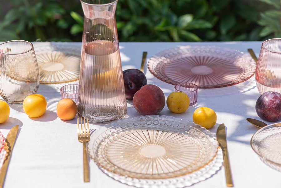 Eleganckie talerze szklane na taras - dla wyjątkowych okazji.