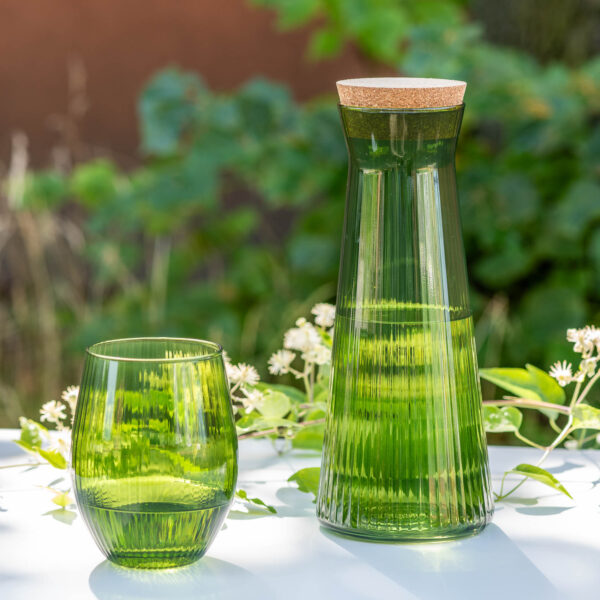 Szklanka ryflowana w kolorze zielonym transparentnym na wiosennym stole