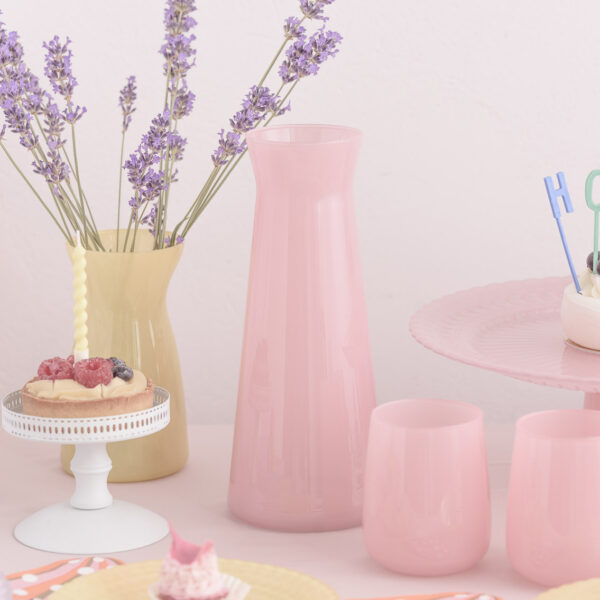 Karafka szklana w kolorze mleczny róż na stole