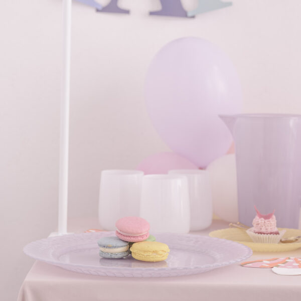 patera szklana w kolorze mleczny fiolet na stole urodzinpwy