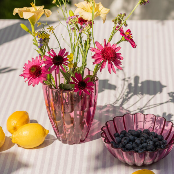 Wazon szklany o falowanej formie różowy transparent 17 cm