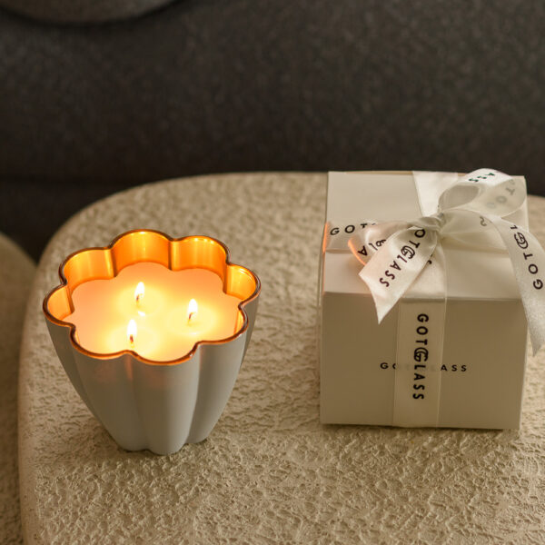 Świeca zapachowa w szkle Golden Bloom Santal — 300 g