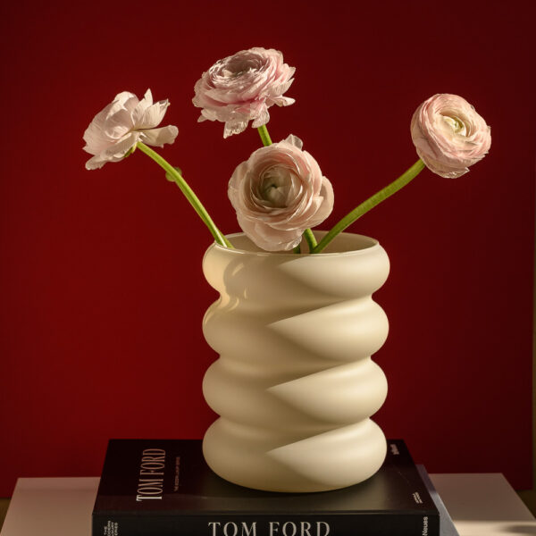 Wazon szklany na kwiaty i dekoracje jasny beż soft touch 24 cm