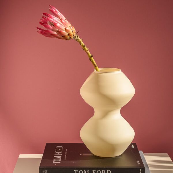 Wazon szklany na kwiaty i dekoracje jasny beż soft touch 28 cm