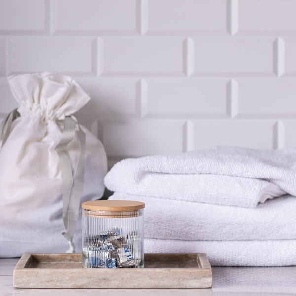 Pojemnik szklany ryflowany do przechowywania PURE HOME z pokrywką drewnianą 10 cm